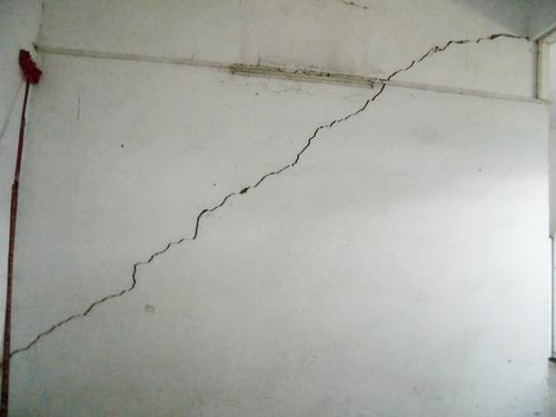 農(nóng)村自建房墻出現(xiàn)了裂縫。為什么？